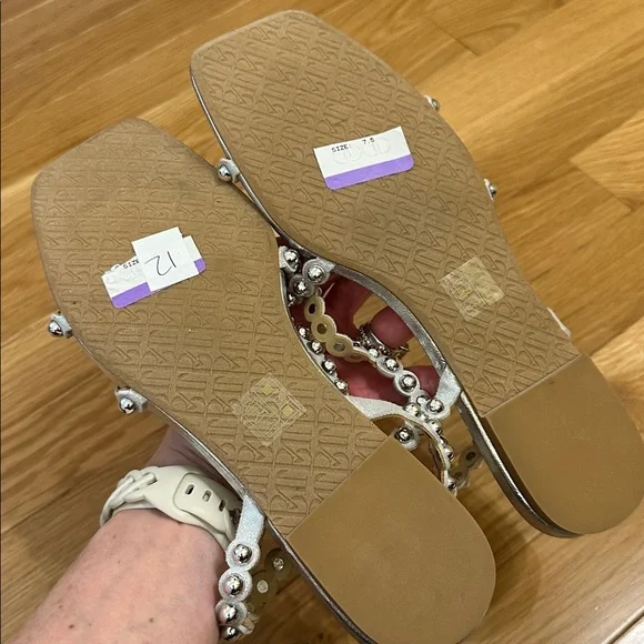 Badgley Mischka Embellished T-Strap Flat Sandals NWOT - Picture 6 of 8